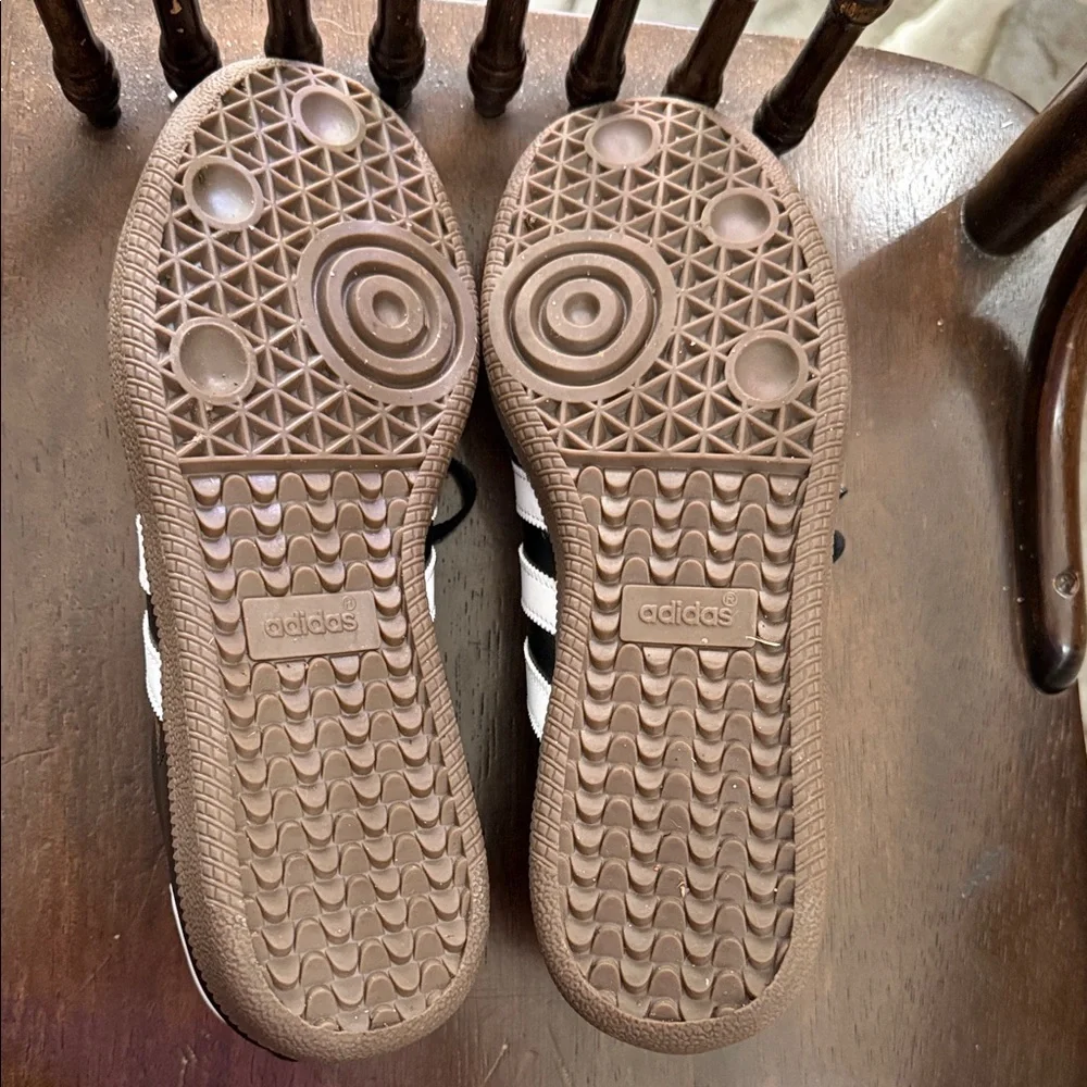 Adidas Black and White Classic Sneakers - Picture 6 of 7